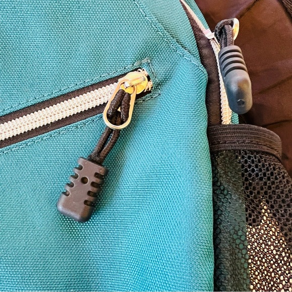 MOSISO Sling Backpack, Multipurpose Crossbody Shoulder Bag Travel Hiking Daypack - Picture 7 of 12